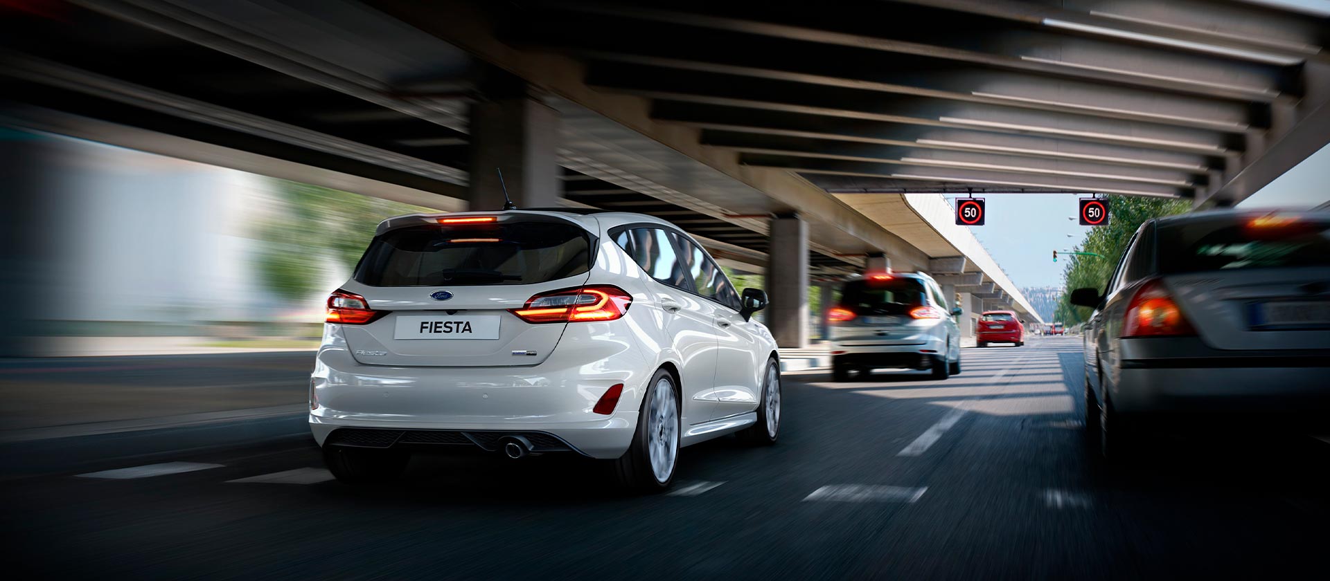 Una Ford Fiesta Trend Cool & Connect percorre un’autostrada.