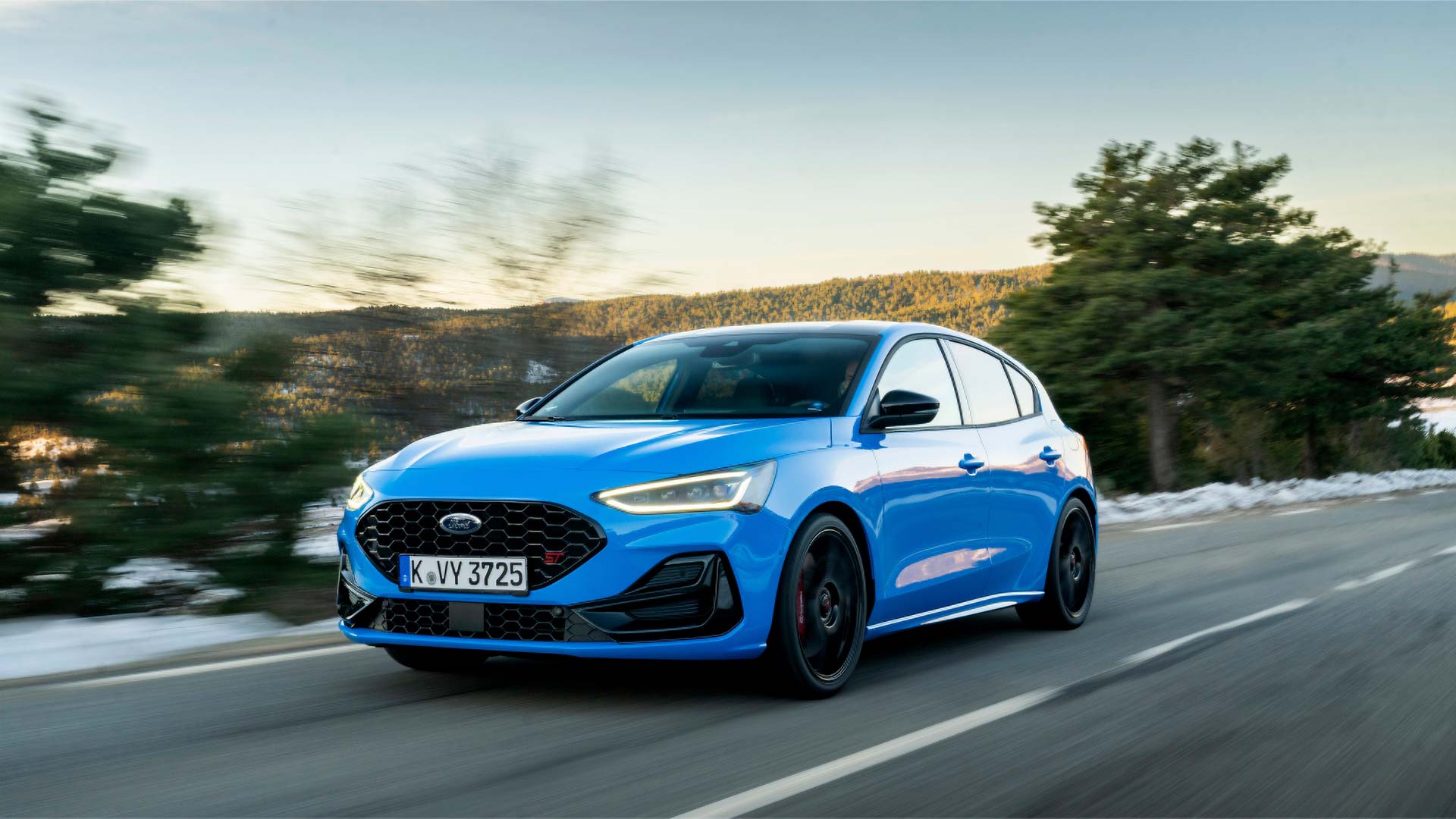 Ford Focus ST blu, vista frontale.