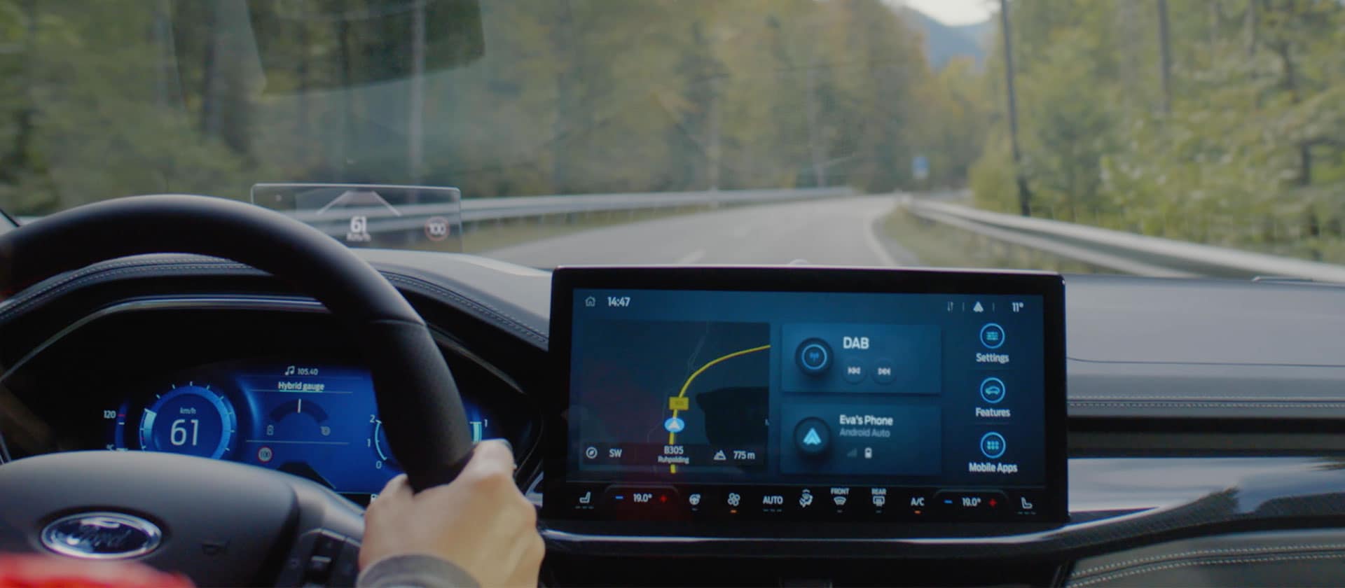 Il cruscotto di una Ford Focus con sistema di infotainment SYNC® 4 da 13.2 pollici e visualizzazione di navigatore e radio sul touchscreen.