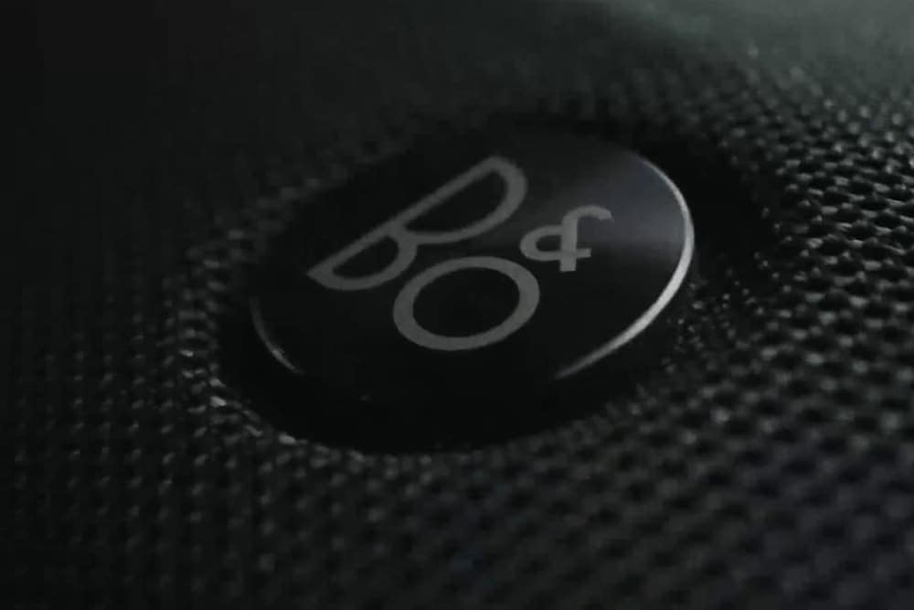 Vista dettagliata di un altoparlante del sistema audio B&O a 10 diffusori della Ford Focus.