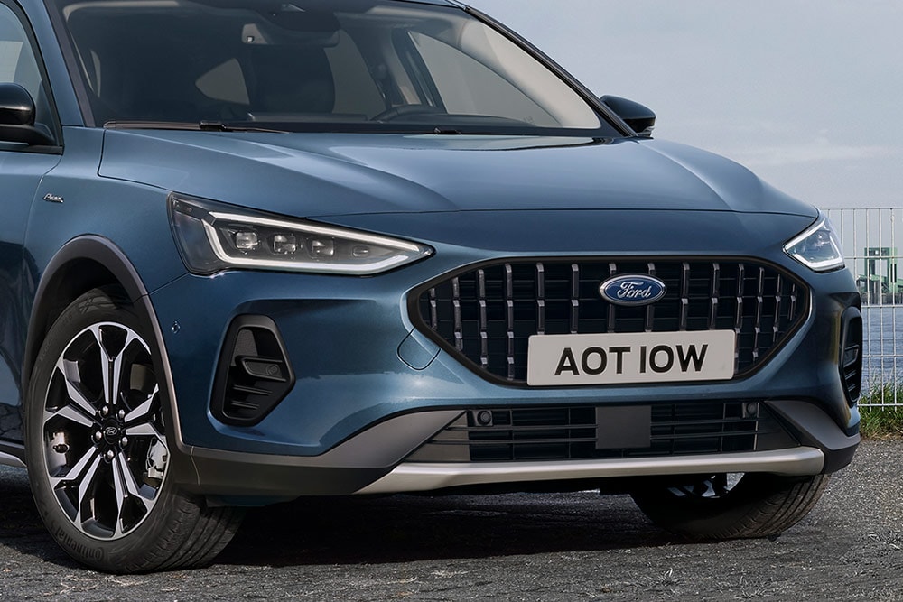 Ford Focus Active modello hatchback blu scura, vista frontale centrata su fari e calandra.