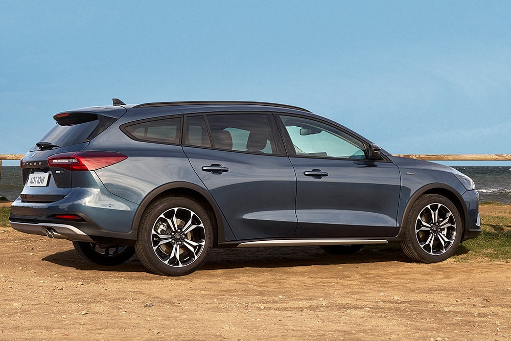 Una Ford Focus Active Turnier blu scura parcheggia sulla sabbia.