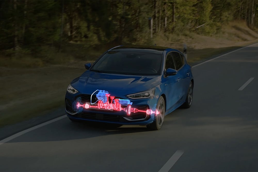 Una Ford Focus blu con illustrazione del funzionamento dell’EcoBoost Hybrid nella parte anteriore dell’auto.