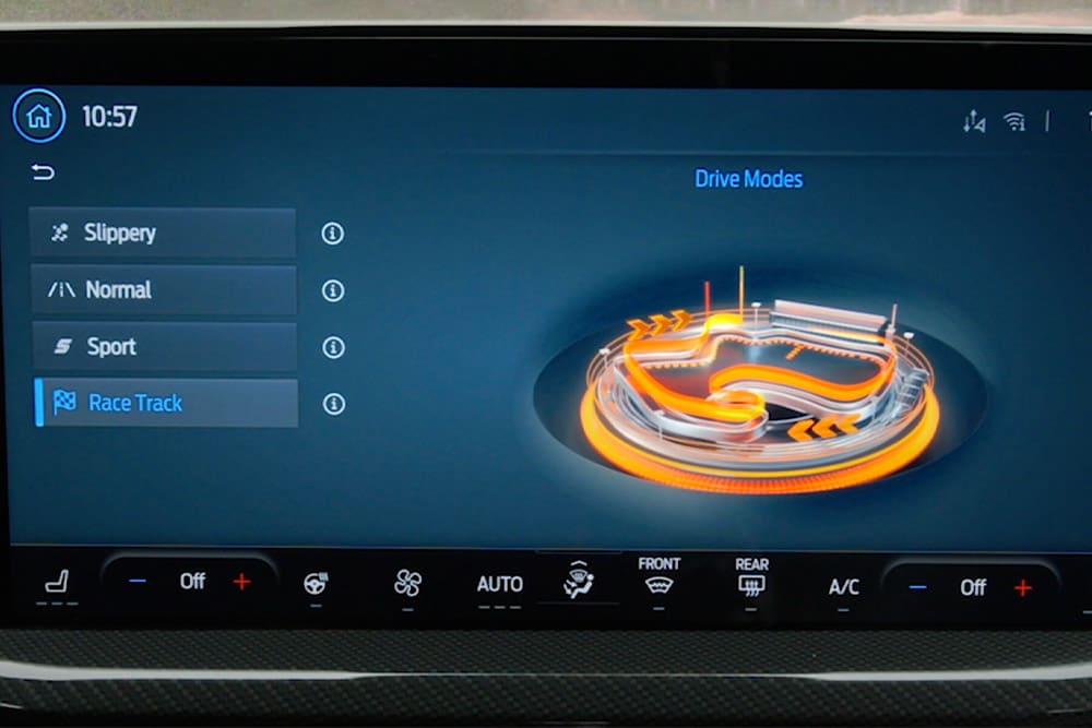Vista ravvicinata del touchscreen SYNC® 4 da 13.2 pollici della Ford Focus, con modalità di guida in evidenza.