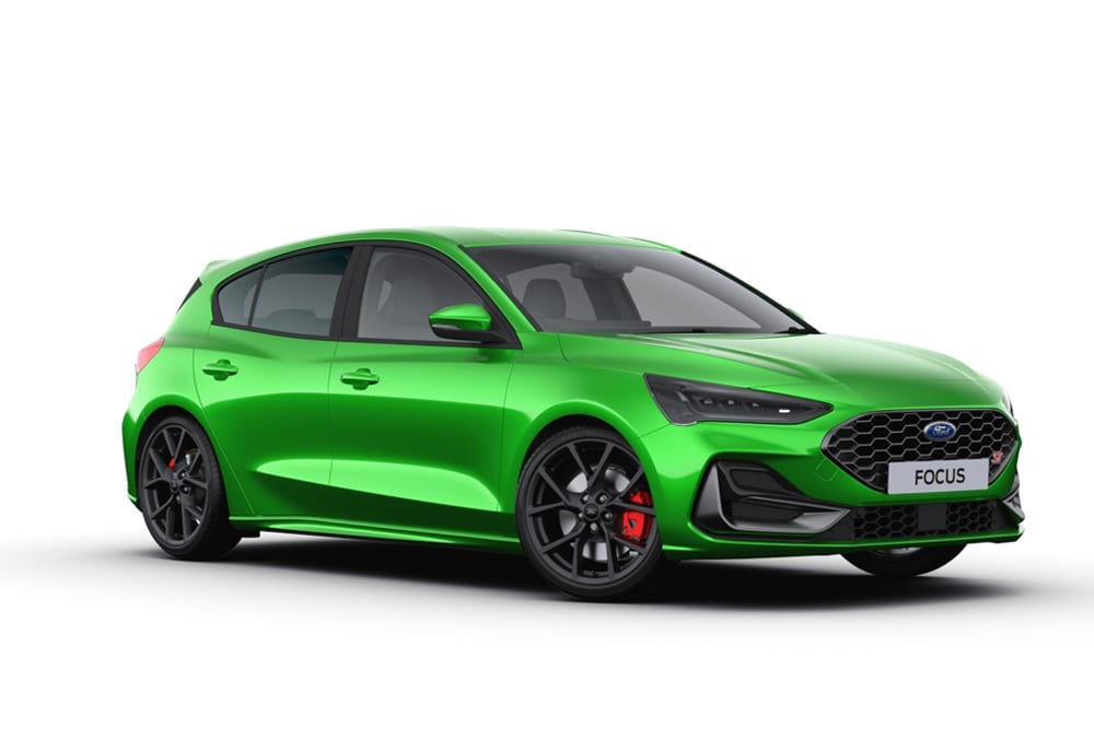 Ripresa in studio di una Ford Focus modello hatchback color Mean Green Metallic su fondo bianco.