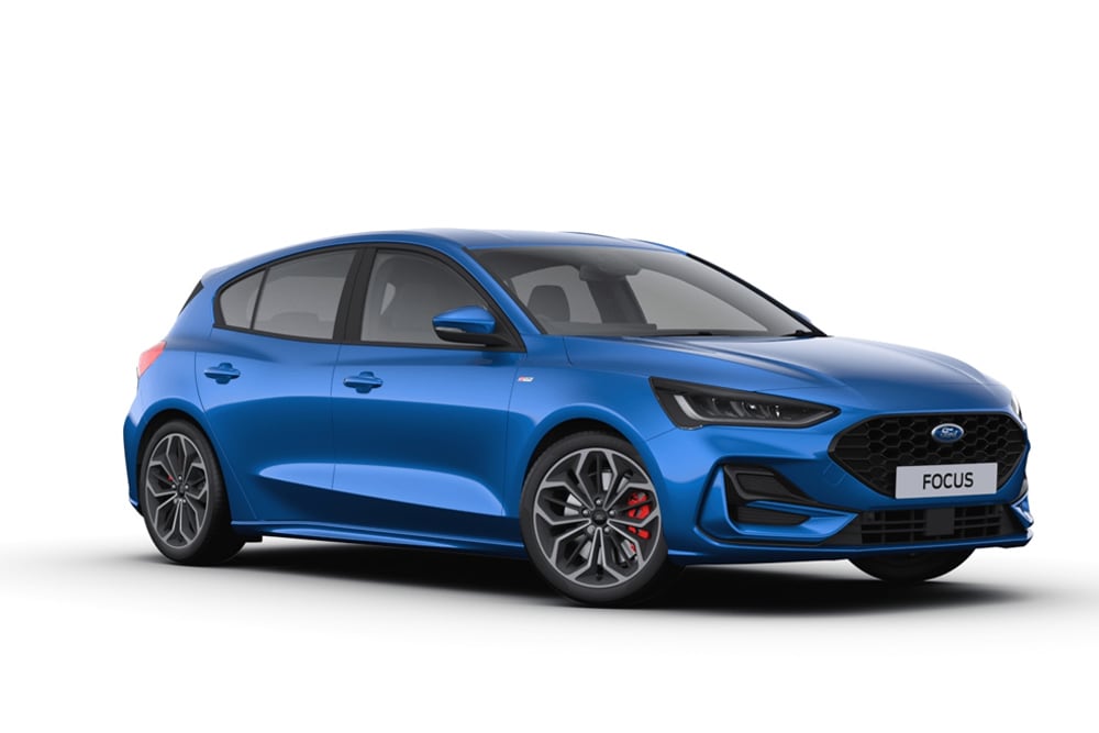 Ripresa in studio di una Ford Focus modello hatchback blu su fondo bianco.