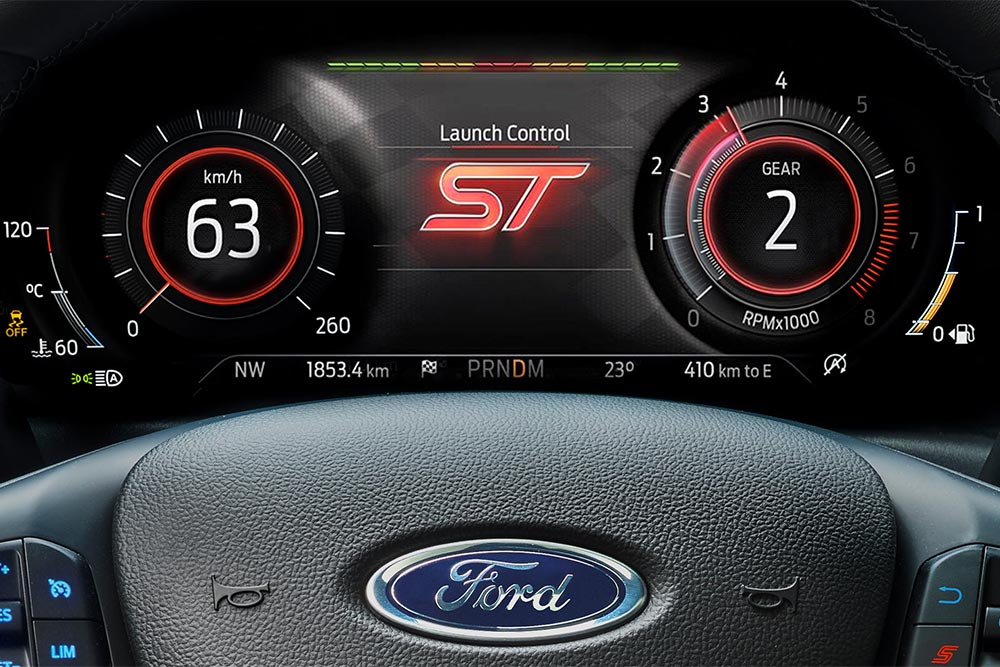 Vista ravvicinata del quadro strumenti digitale da 12.3 pollici della Ford Focus ST con Launch Control attivato.