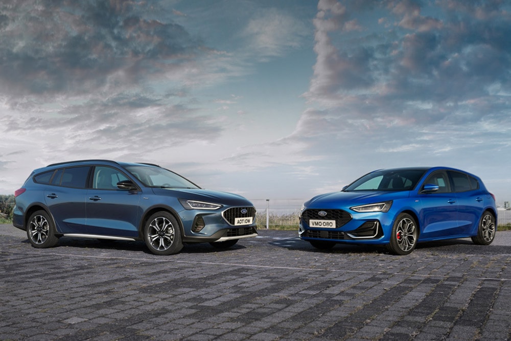 Una Ford Focus Turnier e una Ford Focus 5 porte parcheggiate a bordo strada.