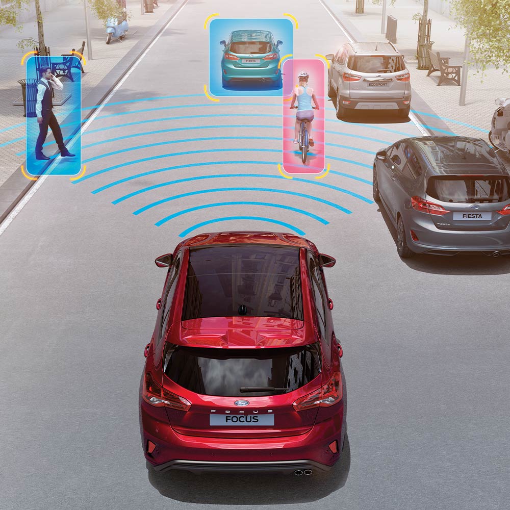 Rappresentazione grafica di una Ford Focus rossa con i suoi sistemi di sicurezza e assistenza alla guida, incluso Pre-Collision Assist.