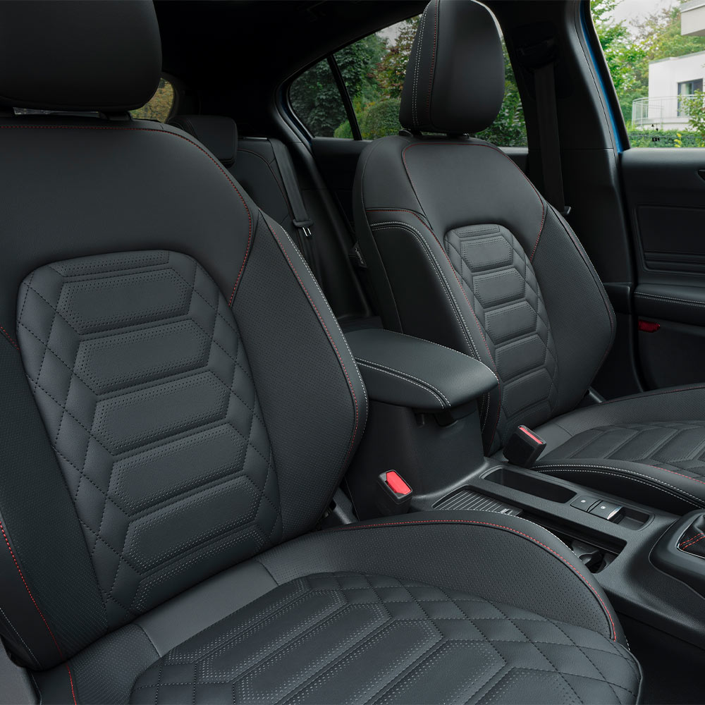 Vista interna della Ford Focus con sedili in similpelle Sensico nera e cuciture decorative in rosso.