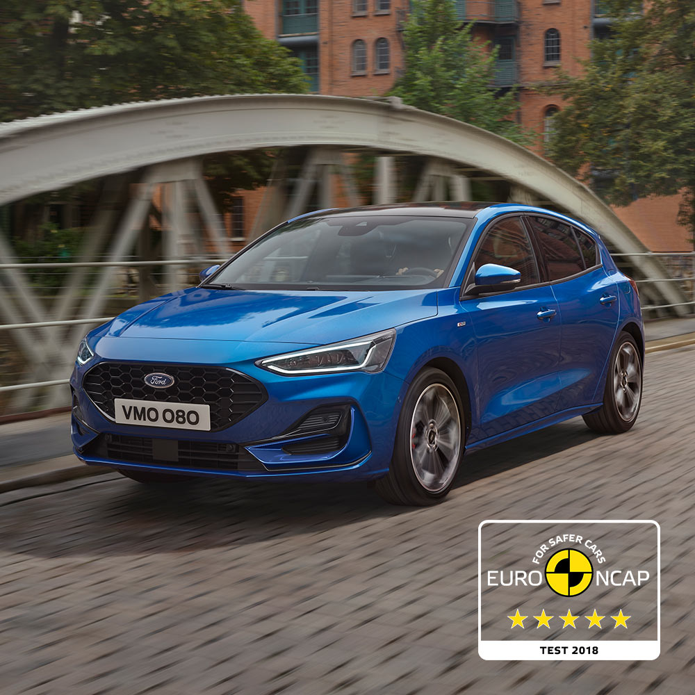 Una Ford Focus blu parcheggia su un ponte; nell’angolo inferiore destro è raffigurato l’emblema di sicurezza a cinque stelle Euro NCAP.