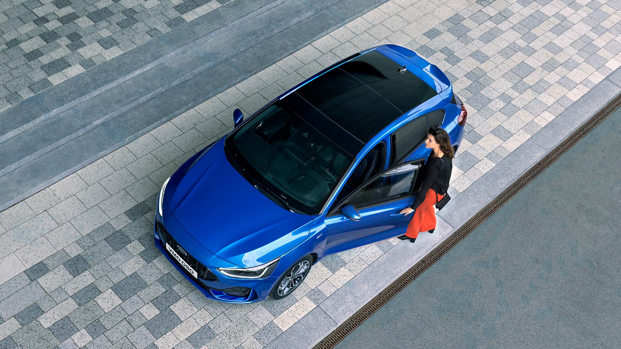 Ford Focus blu. Vista frontale a tre quarti dall’alto del modello con tetto panoramico apribile.