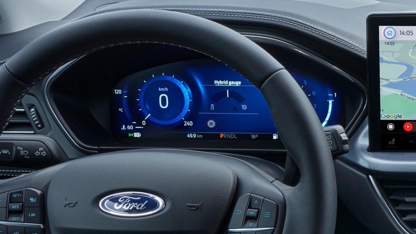 Ford Focus. Vista degli interni con volante e quadro strumenti digitale.