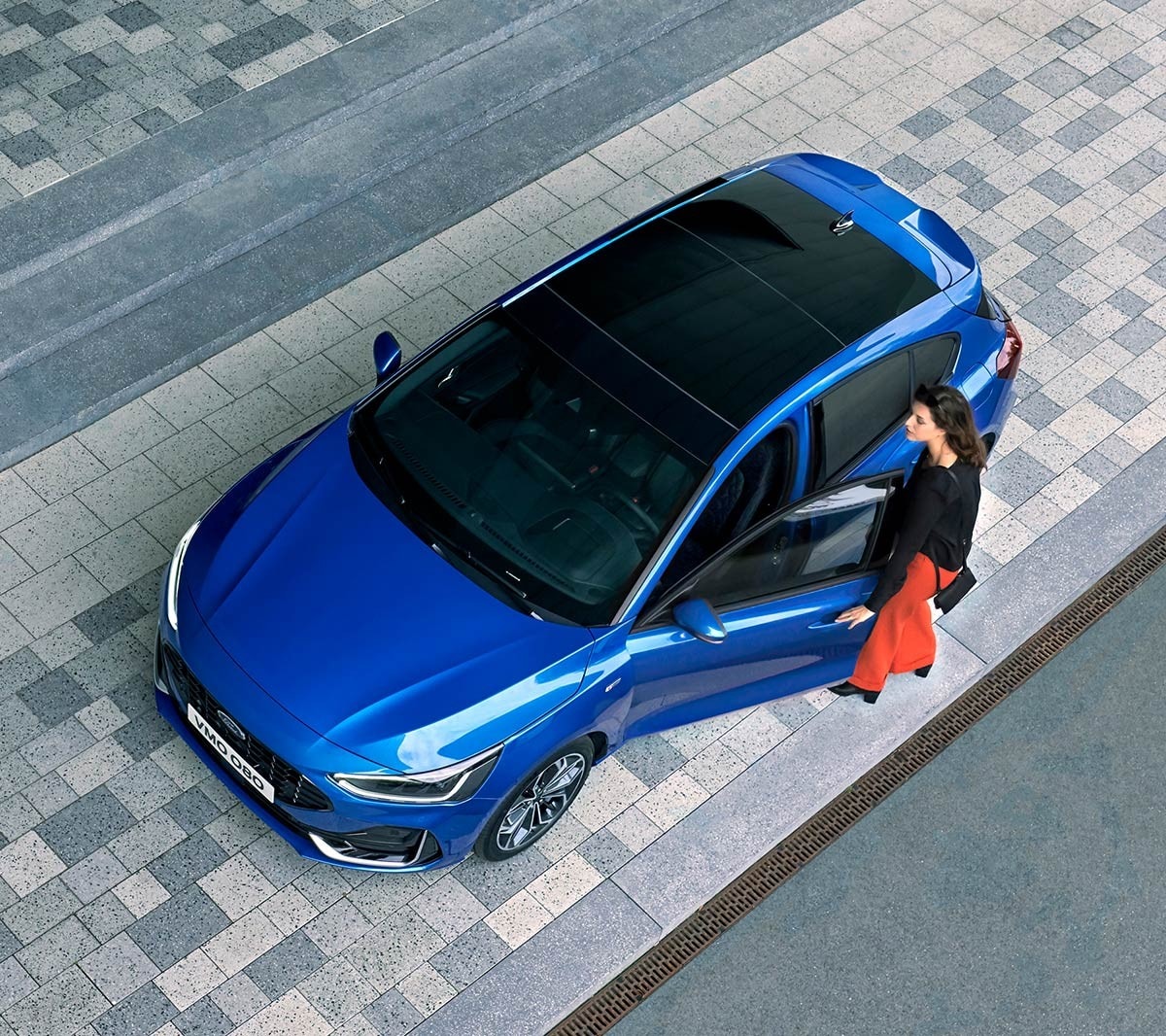 Ford Focus blu. Vista frontale a tre quarti dall’alto con visuale sul tetto panoramico apribile.