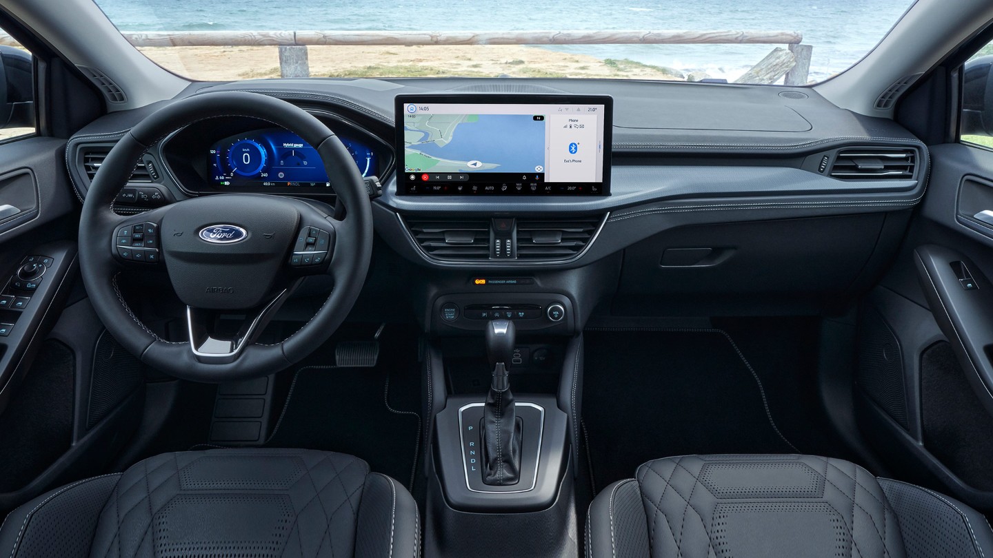 Ford Focus. Vista interna del cockpit con volante, pomello del cambio e Ford SYNC 4.