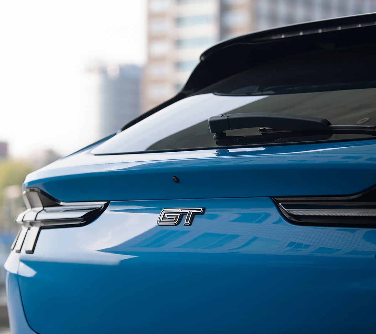 Ford Mustang Mach-E GT blu. Vista posteriore con dettaglio dell’emblema GT.