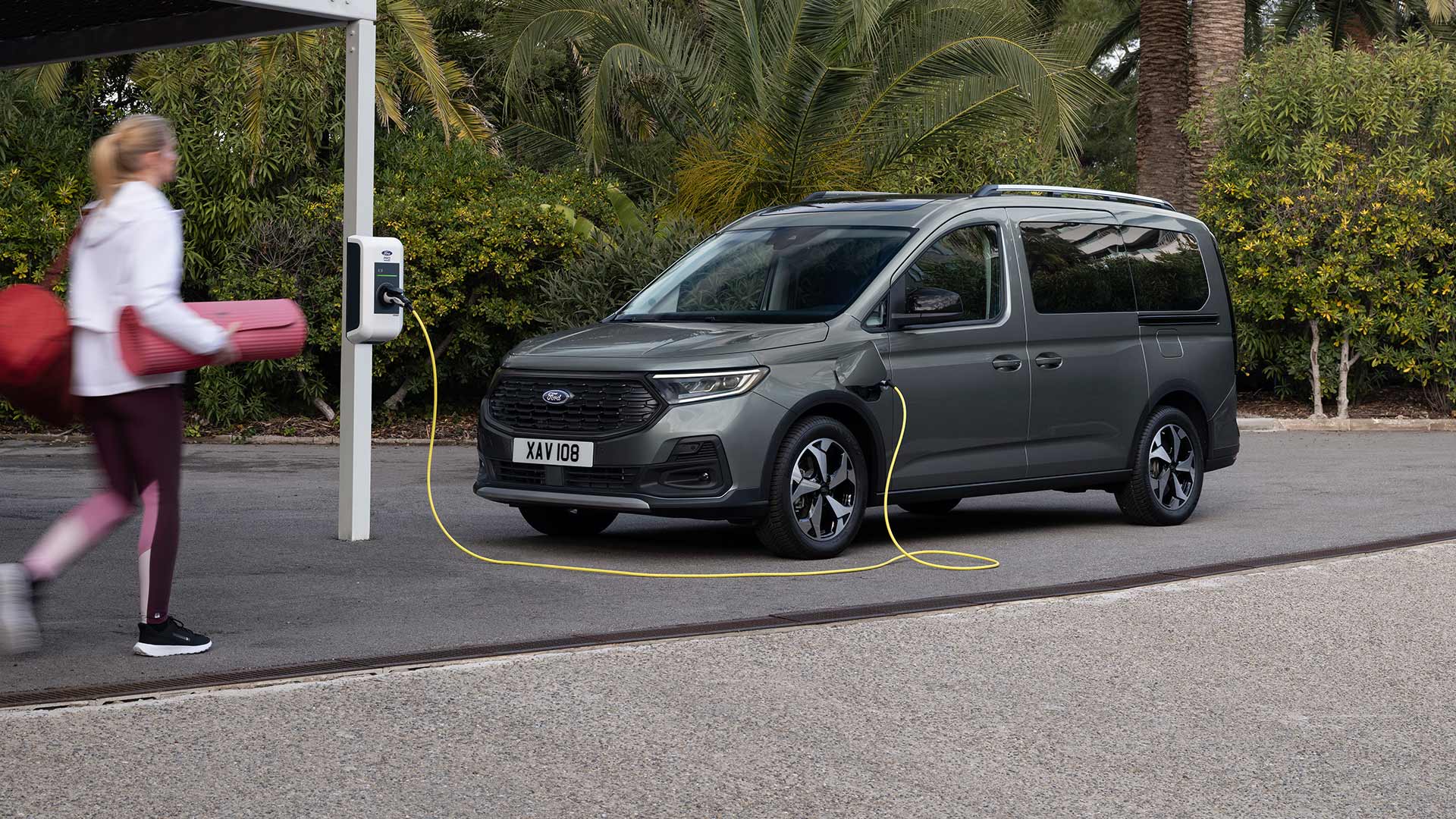Vista frontale di un Ford Tourneo Connect.