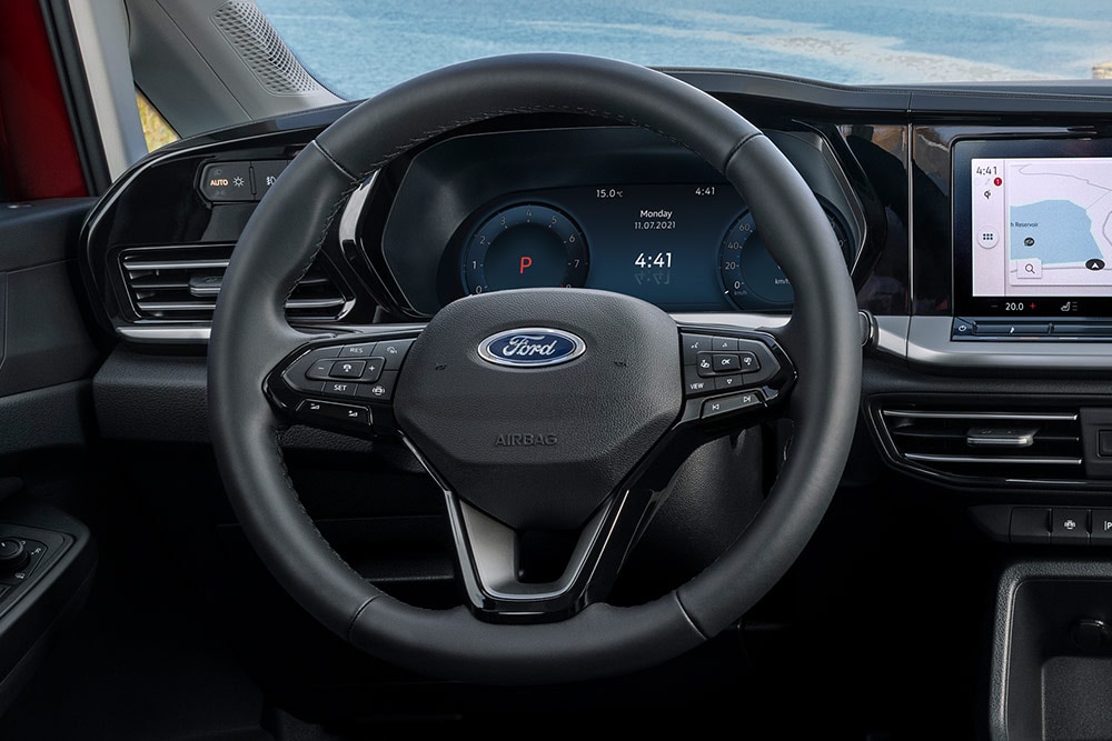Ford Tourneo Connect, particolare della cabina di guida con volante e quadro strumenti digitale