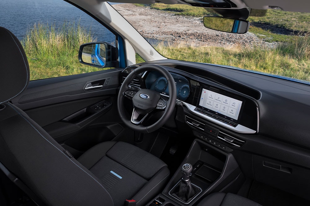 Ford Tourneo Connect, vista interna dalla seconda fila di sedili sul sedile del conducente, il volante e il cruscotto