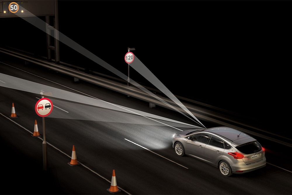 Un Ford Tourneo Connect che mostra la funzionalità di riconoscimento dei segnali stradali in azione.