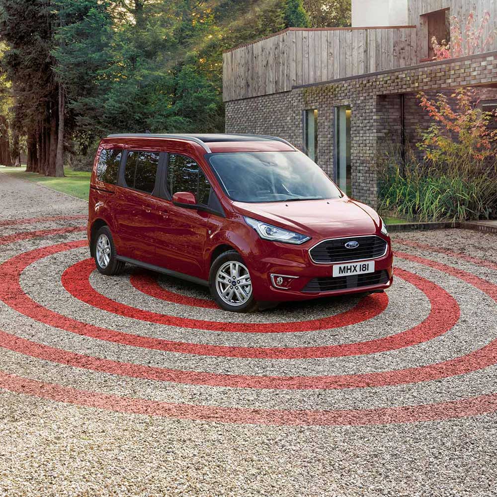 Un Ford Transit Connect con grafica radar di allarme.