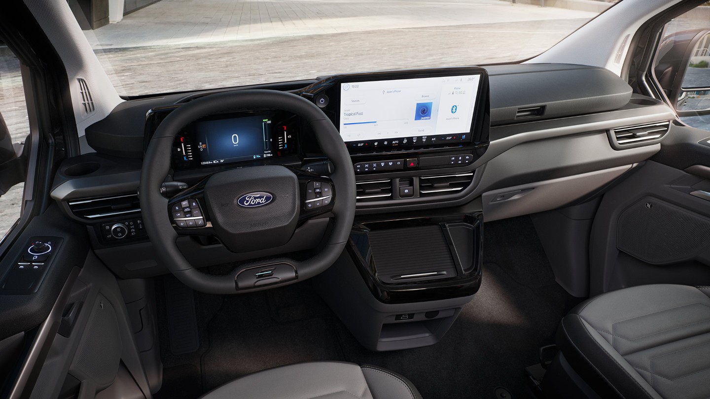 Ford Tourneo Custom, equipaggiamenti interni, sedili anteriori e cruscotto dal punto di vista del conducente