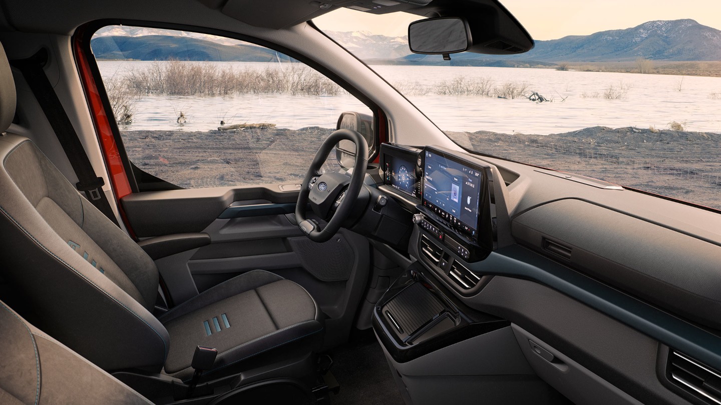 Ford Tourneo Custom, equipaggiamenti interni e quadro strumenti dal punto di vista del passeggero anteriore