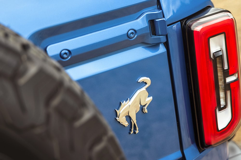 Primo piano dei dettagli del marchio sul retro di un Ford Bronco blu.