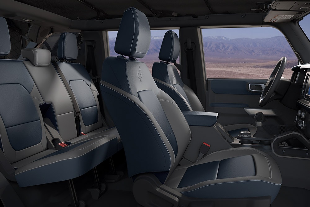 Vista degli interni con i sedili rivestiti in pelle e riscaldabili elettricamente del nuovo Ford Bronco.
