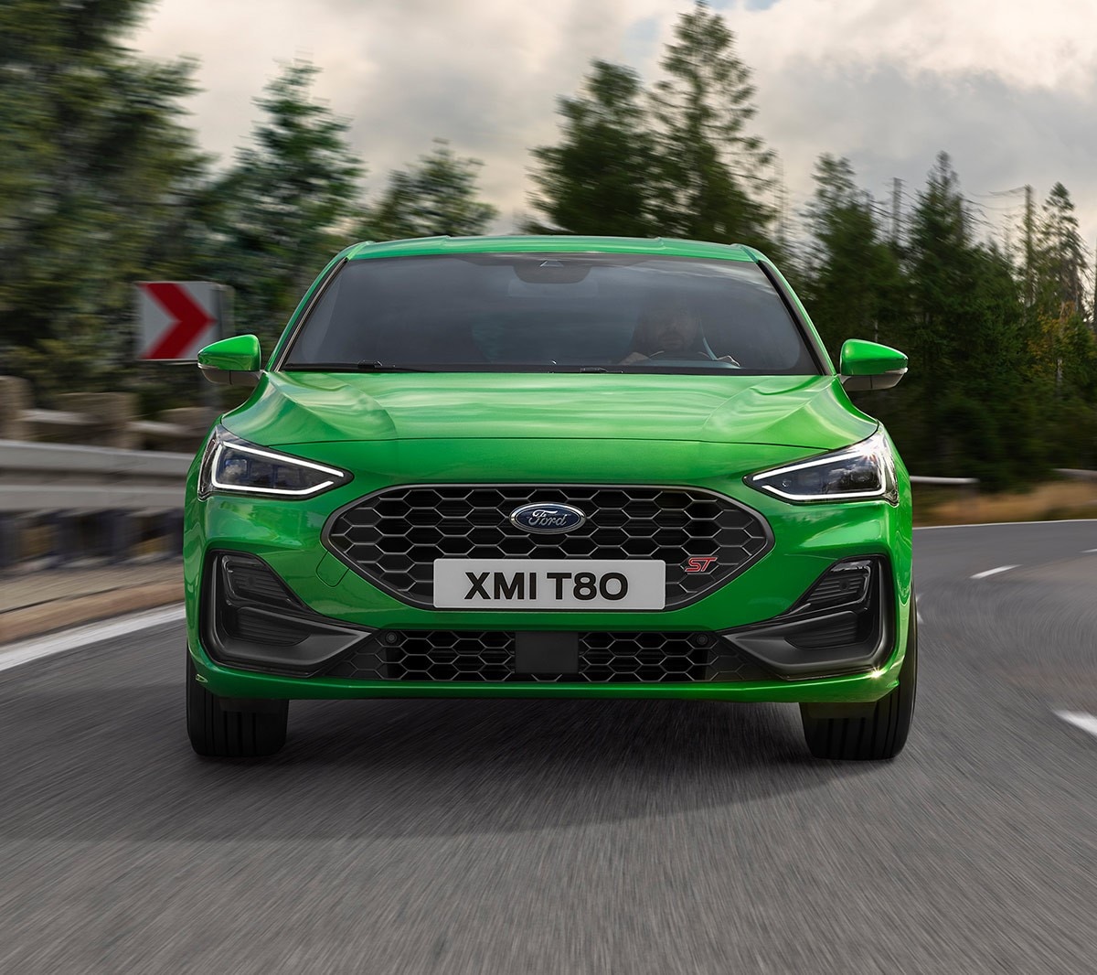 Ford Focus ST verde. Vista frontale, in marcia su una strada.