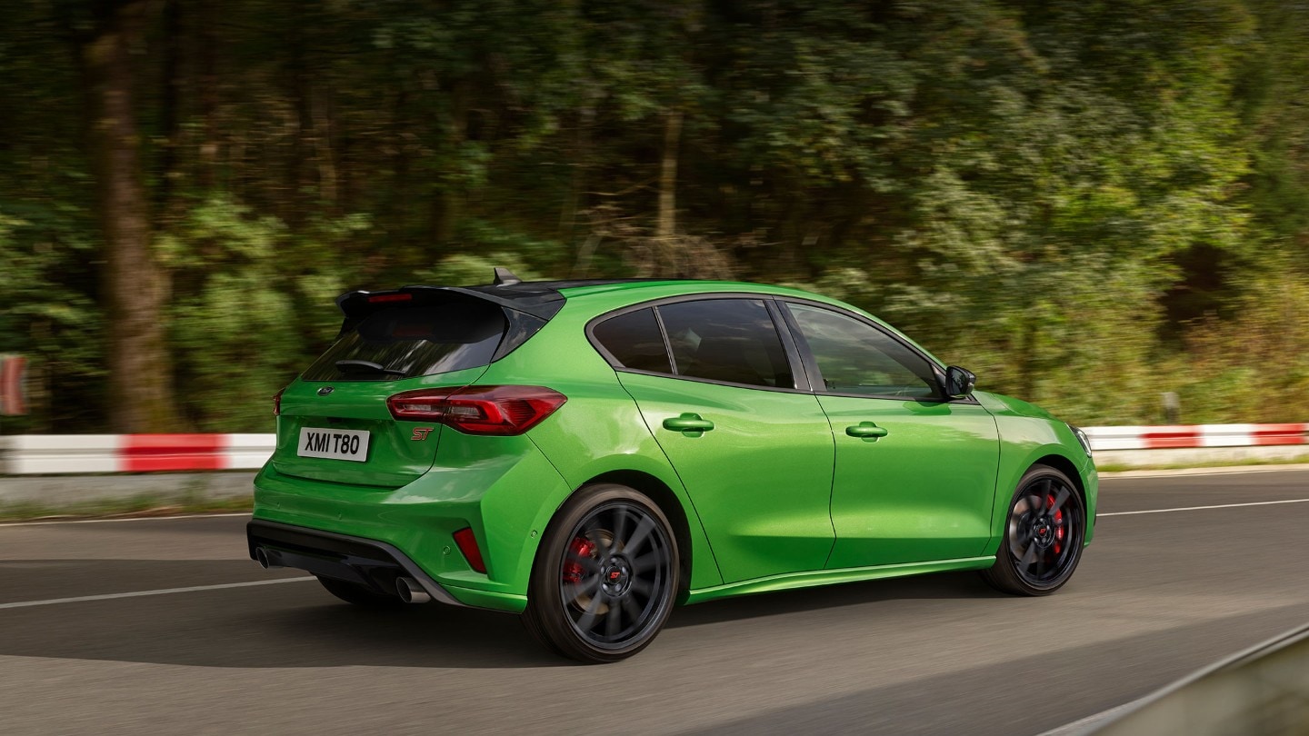 Ford Focus ST verde, vista posteriore a tre quarti, in marcia su un circuito da gara