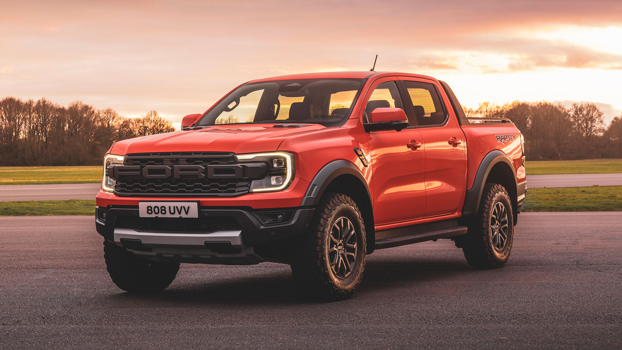 Ford Ranger Raptor rosso, vista frontale a tre quarti, al crepuscolo