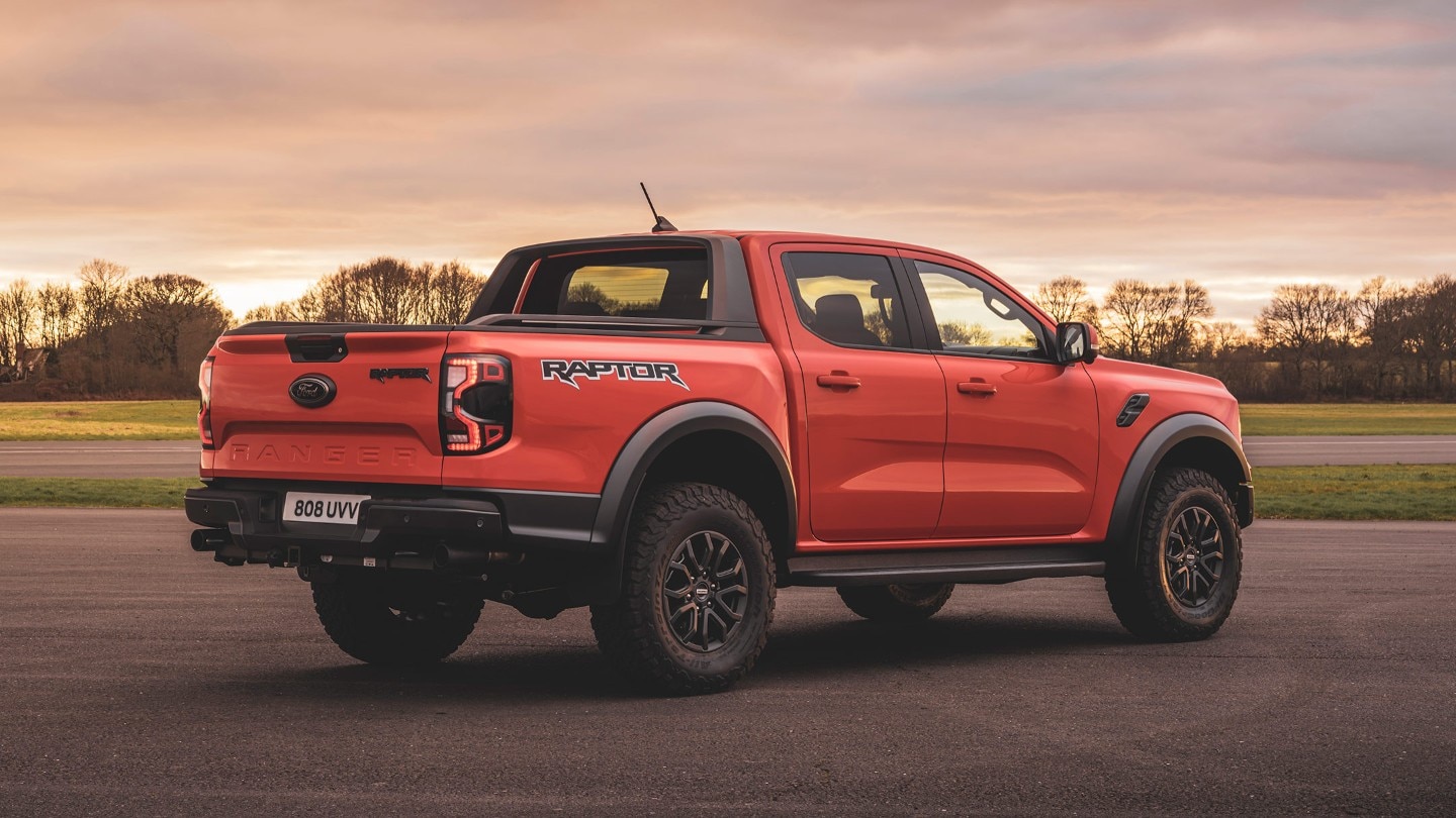 Ford Ranger Raptor rosso, vista posteriore a tre quarti