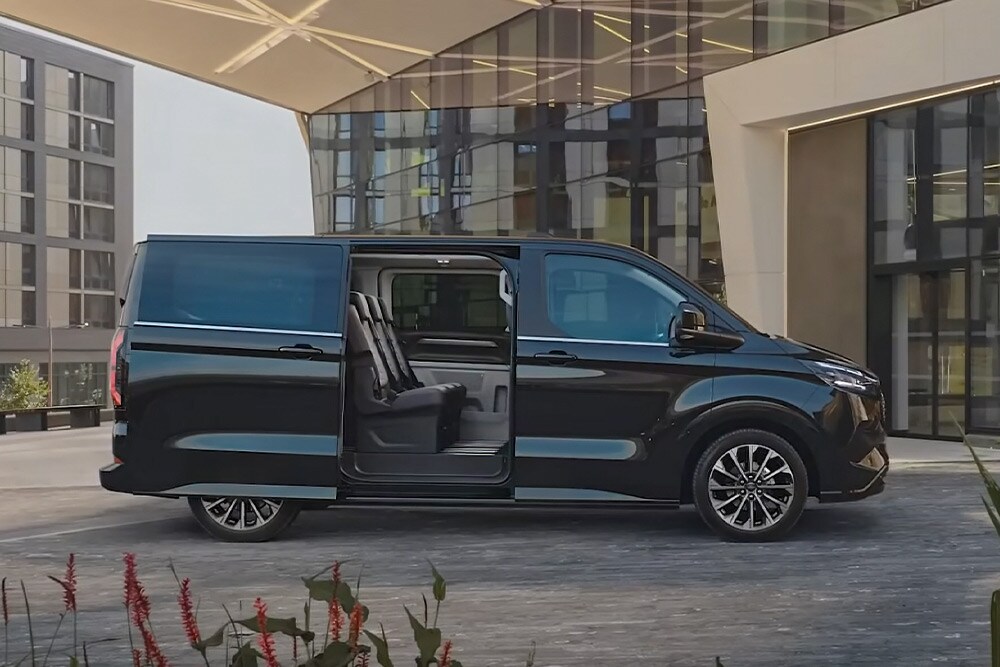 Ford E-Tourneo Custom nera con porta scorrevole aperta, interno visibile