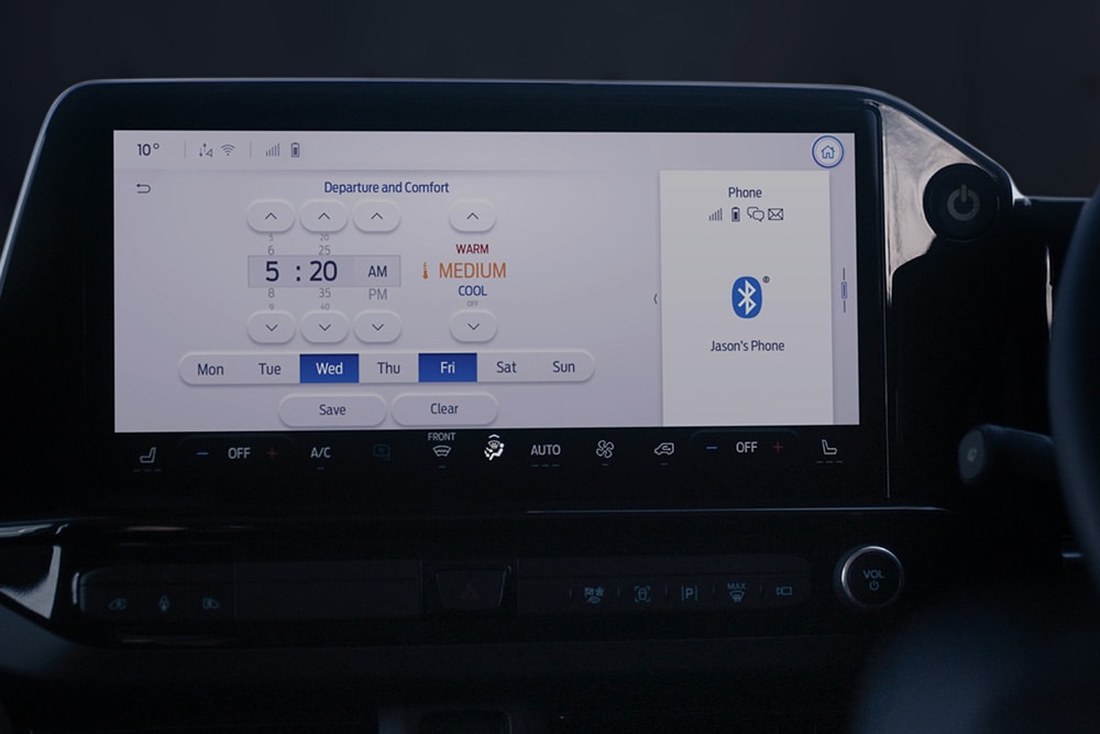 Il cruscotto della E-Tourneo Custom mostra le impostazioni di partenza e comfort, compreso il preriscaldamento programmato