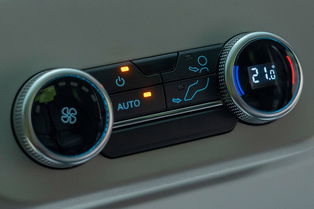 Primo piano del climatizzatore di una Ford Tourneo Custom 