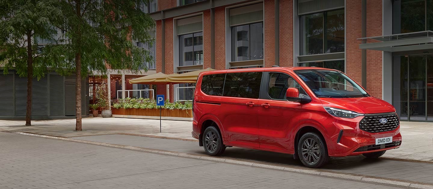 Ford Tourneo Custom rossa parcheggiata su una strada cittadina