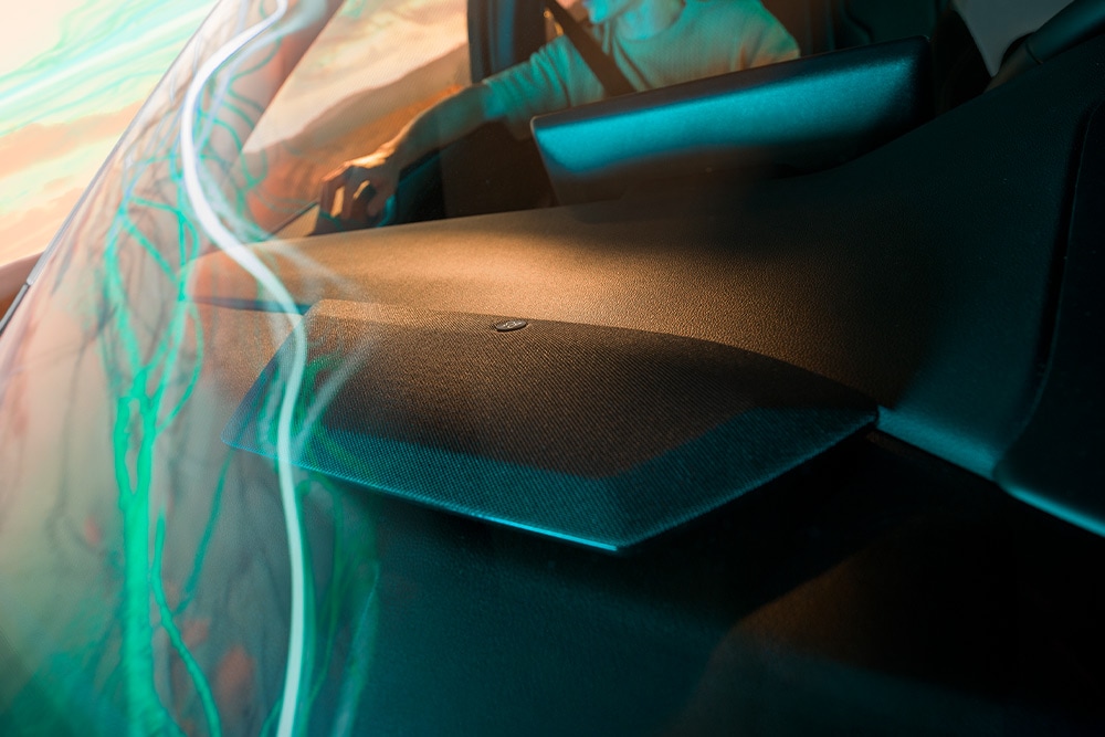 Vista ravvicinata di un altoparlante del sistema audio B&O nell’abitacolo di una Ford Kuga Sound Edition.