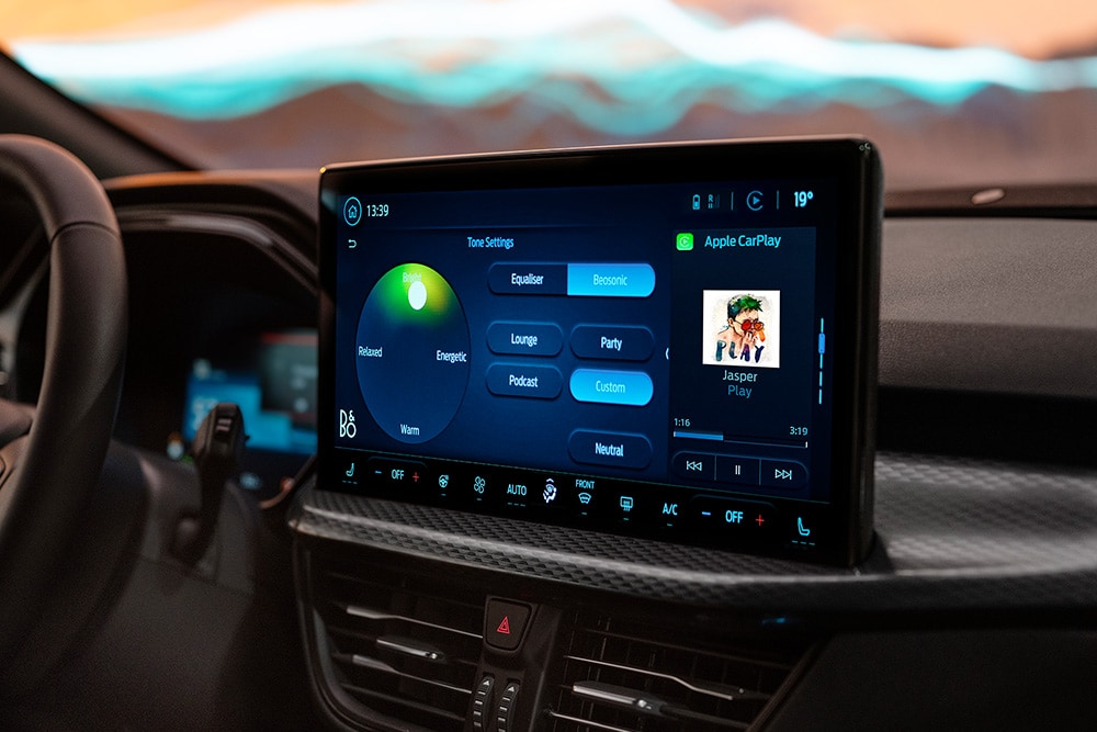 Vista ravvicinata dell’ampio touchscreen della Ford Kuga Sound Edition.