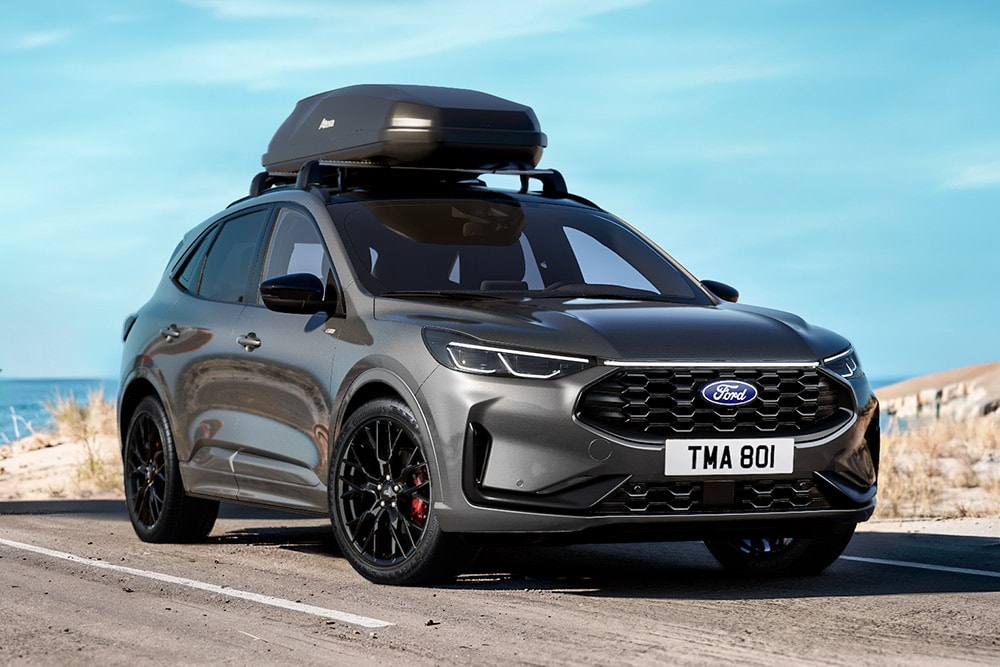 Ford Kuga Black Package grigia con cerchi in lega neri da 20 pollici, dettagli esterni neri e box da tetto.