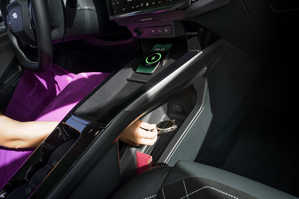 Primo piano che mostra il sistema di ricarica wireless e il vano portaoggetti della nuova Ford Puma Gen-E®. 