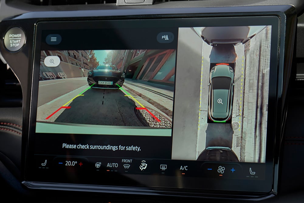 Primo piano della telecamera a 360° che mostra l'assistenza al parcheggio della nuova Ford Puma Gen-E® elettrica.