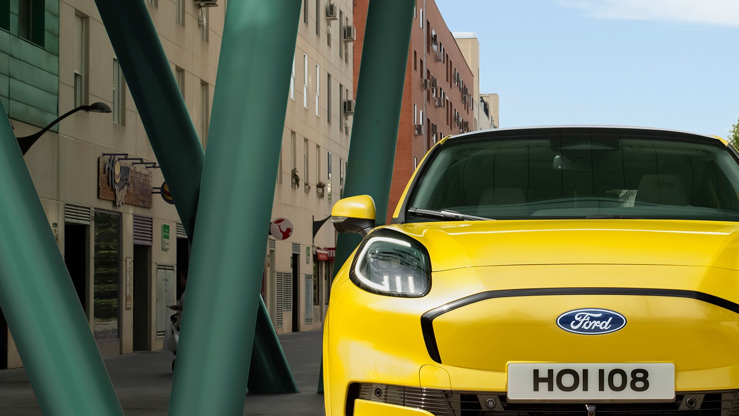Primo piano della parte anteriore della nuova Ford Puma Gen-E® gialla.