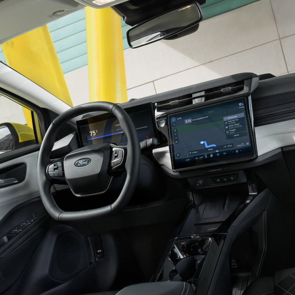 Interni della nuova Ford Puma Gen-E®, con ampio touchscreen e sistema di navigazione satellitare connesso al cloud.