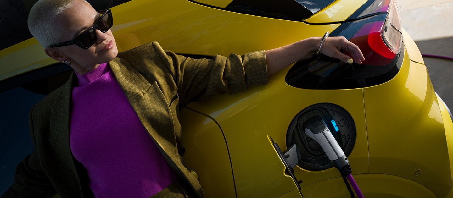 Primo piano della parte posteriore di una Ford Puma Gen-E® elettrica collegata a una Wallbox.