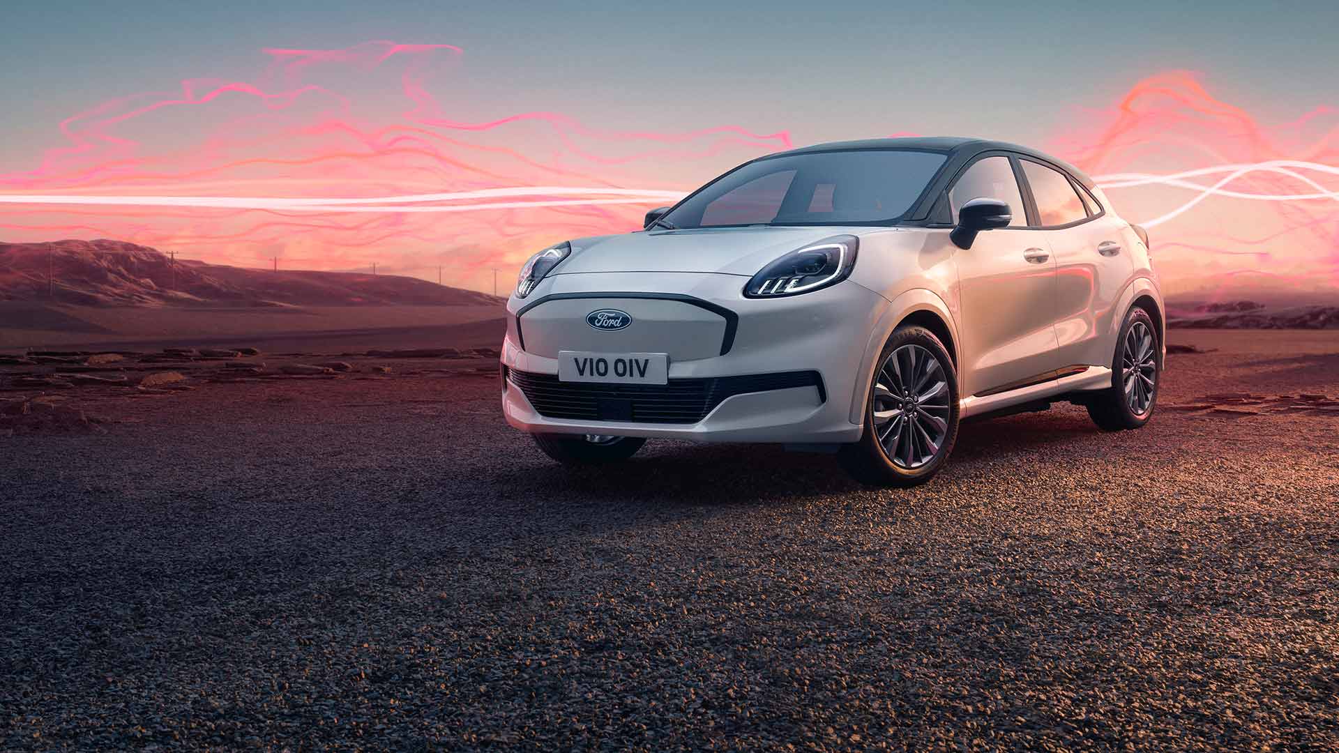Una Ford Puma Gen-E Sound Edition bianca parcheggiata, con onde sonore rosse sullo sfondo.