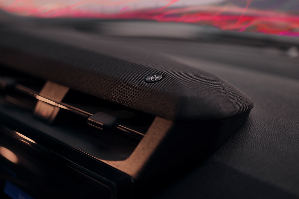 Vista ravvicinata di un altoparlante del sistema audio B&O su una Ford Puma Gen-E.