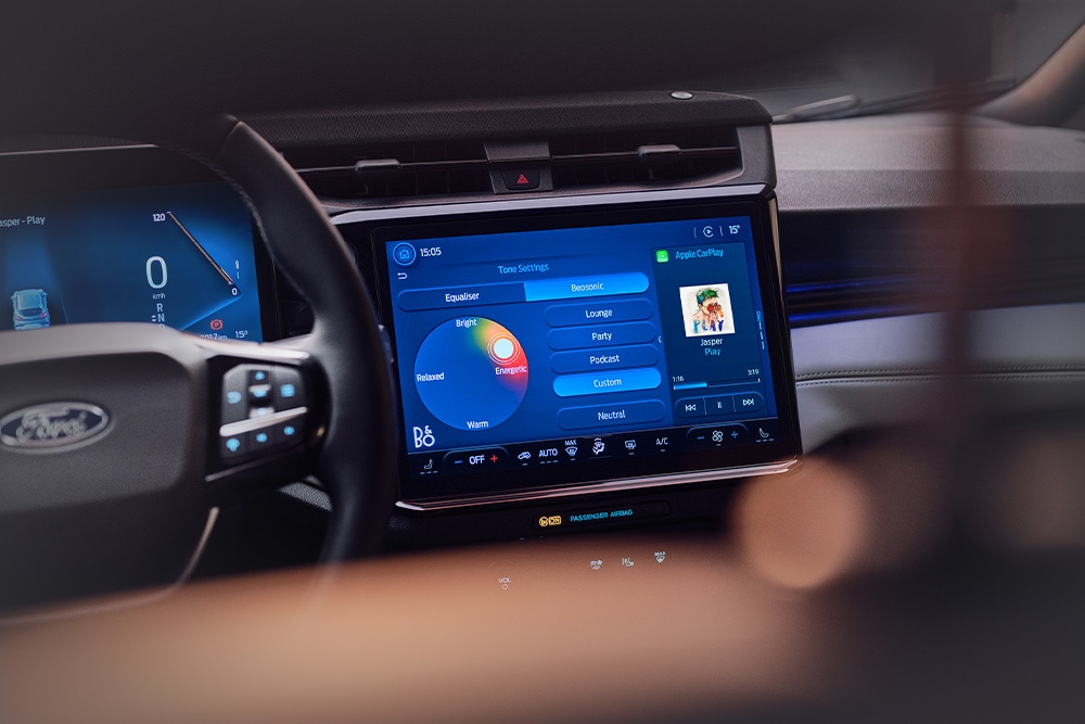 Vista ravvicinata dell’ampio touchscreen della Ford Puma Gen-E Sound Edition.