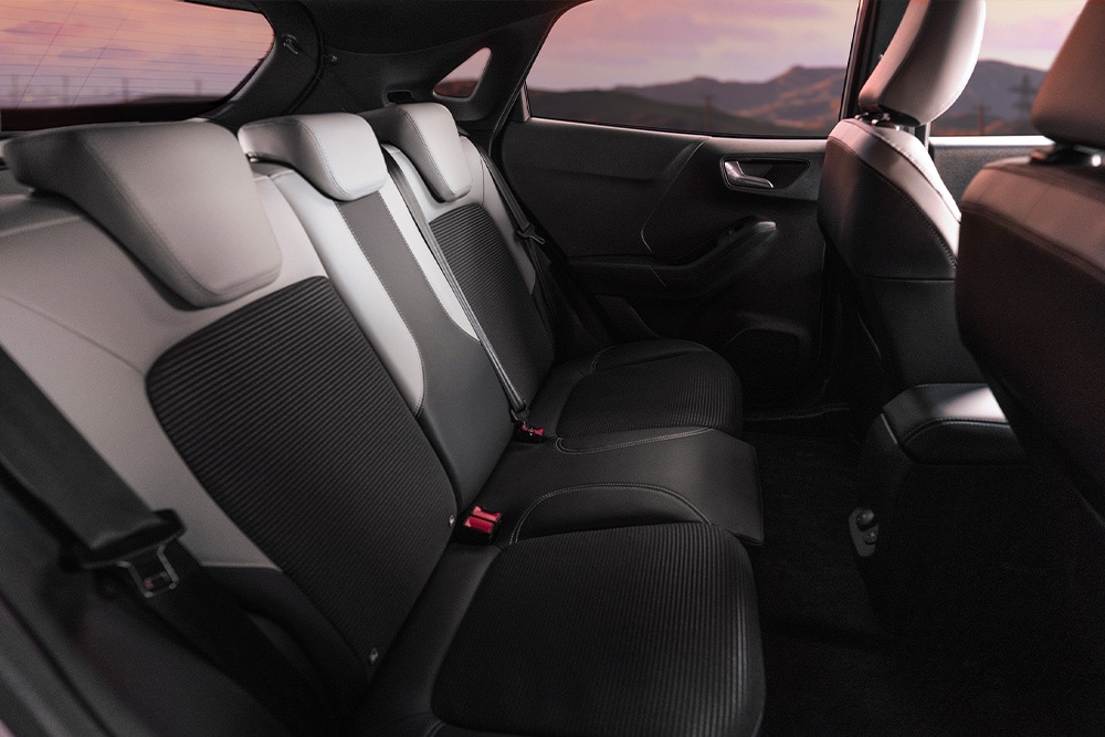 Vista ravvicinata dei sedili posteriori della Ford Puma Gen-E Sound Edition, con rivestimenti esclusivi.
