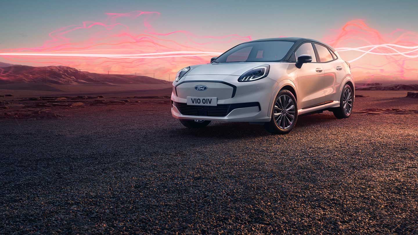 Una Ford Puma Gen-E Sound Edition bianca parcheggiata, con onde sonore rosse sullo sfondo.